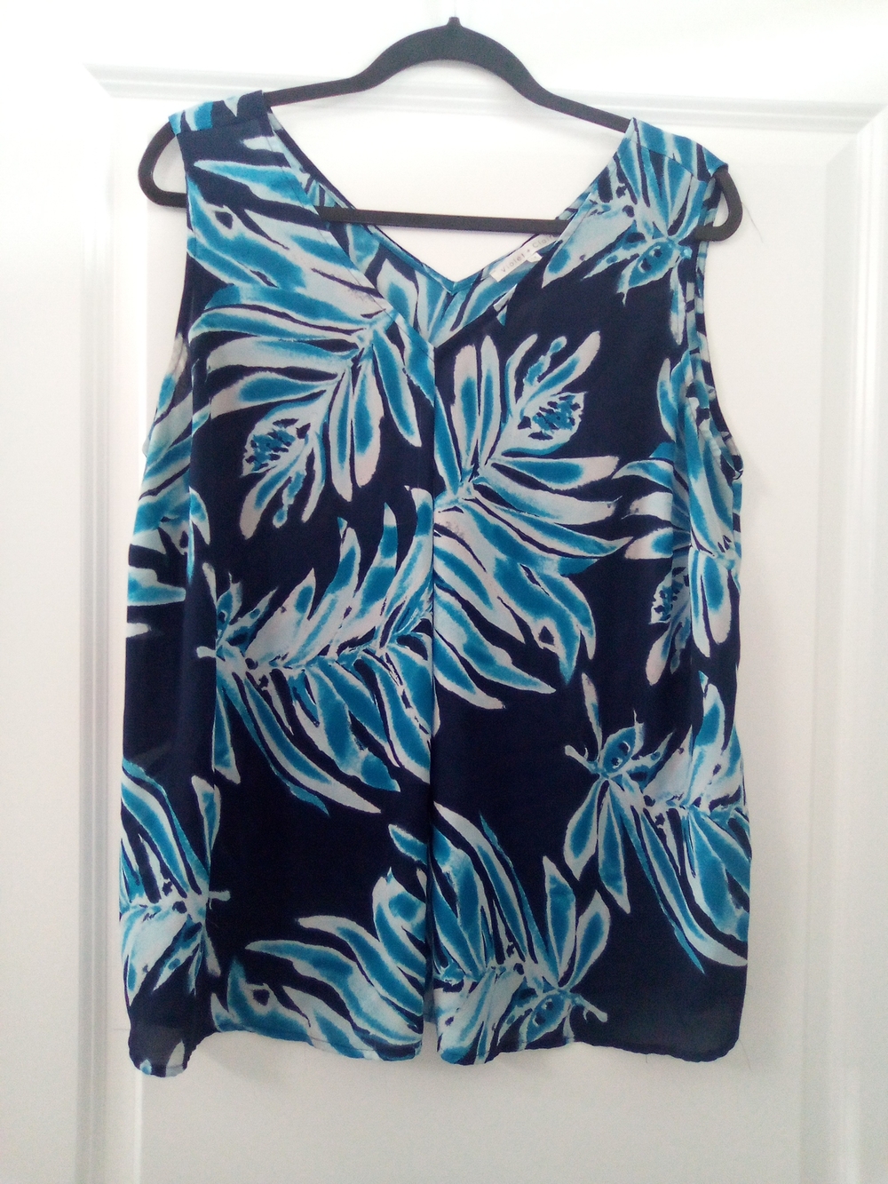 Navy and Turquoise Floral-Leaf V-Neck Tank Size 1X By Violet & Claire